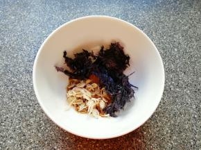  取一个碗，放入紫菜、虾皮，根据自己的口味调入生抽、盐、鸡精和香油。