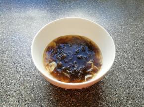 馄饨下入锅里煮好以后，先舀一勺馄饨汤倒进碗里，调好馄饨汤。