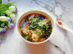 再盛入煮好的馄饨，撒上香菜(喜欢吃辣的可以放一点红油）。