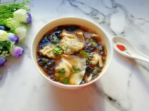 搅拌均匀，一碗香喷喷的大馅馄饨就完成了。