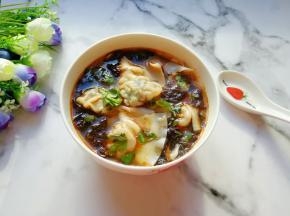 搅拌均匀，一碗香喷喷的大馅馄饨就完成了。