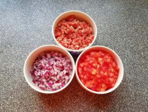 牛肉洗干净剁碎，洋葱洗干净切成小丁，番茄洗干净去皮切成小丁。