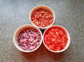 牛肉洗干净剁碎，洋葱洗干净切成小丁，番茄洗干净去皮切成小丁。