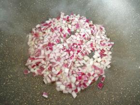 炒锅烧热倒入适量的食用油，下入洋葱炒香。