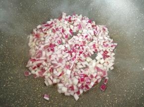 炒锅烧热倒入适量的食用油，下入洋葱炒香。