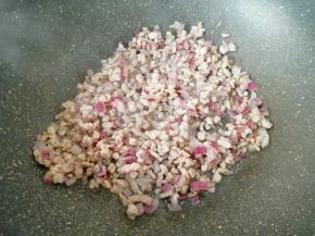 下入牛肉翻炒至变色。