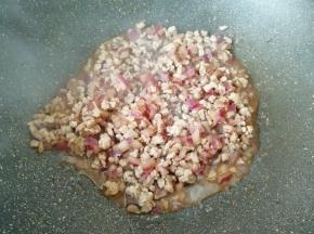 加入味极鲜酱油翻炒均匀。