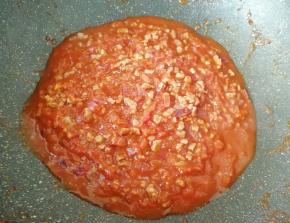  最后放番茄酱，翻炒至酱汁浓稠关火，盛出备用