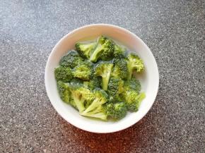 西兰花掰成小朵，用淡盐水泡10分钟左右清洗干净。