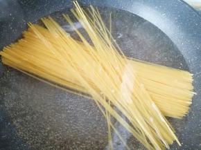 锅内放水烧至八成热，下入意面烧开，转中小火煮10分钟。