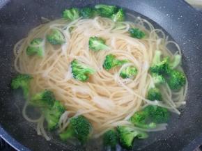 意面煮到8分钟的时候下入西兰花，和意面一起煮熟。