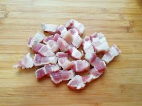 焯过的五花肉冲洗一下，切成小块。
