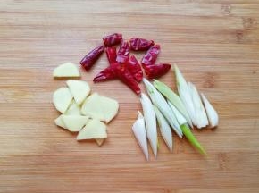 大葱切成段，生姜切成片，干红辣椒掰成两半。