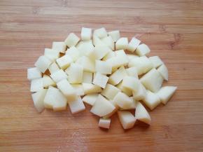 土豆去皮洗干净切成小块，用水泡上。