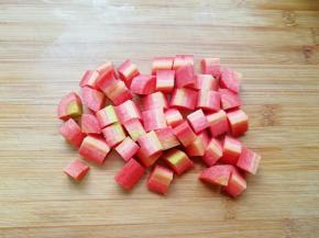 红萝卜洗干净切成小块。