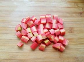 红萝卜洗干净切成小块。