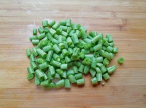 豆角洗干净切成小段。