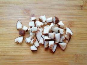 香菇洗干净切成小块。