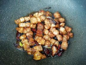 放红烧酱油翻炒均匀。