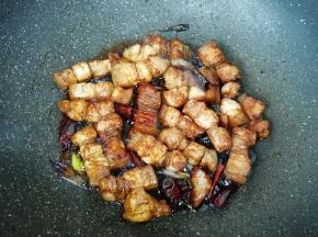 放红烧酱油翻炒均匀。