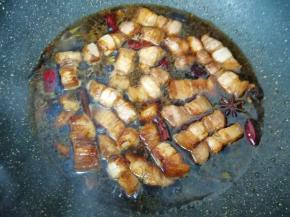  加一小碗开水烧开，放盐调味，中小火炖煮十分钟。
炖肉的时间里淘好大米，还按平时做米饭的水量加好备用。