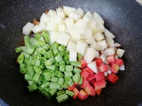 下入准备好的蔬菜。