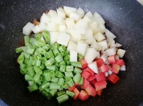 下入准备好的蔬菜。