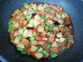 放盐和鸡精调味(味道要调的比平常吃的重一些)。