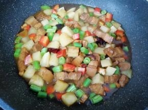 放盐和鸡精调味(味道要调的比平常吃的重一些)。