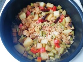 电饭锅自动跳转至保温以后，停几分钟再打开锅盖，菜肉焖饭的香味扑鼻而来。