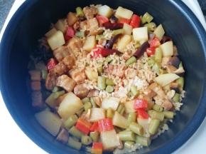 电饭锅自动跳转至保温以后，停几分钟再打开锅盖，菜肉焖饭的香味扑鼻而来。