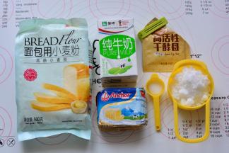 准备好面团的所有材料，此次用到的金龙鱼烘焙粉是2018年中国国际家庭私房烘

焙大师赛官方指定烘焙粉