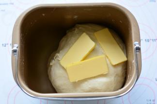 揉至面团光滑，加入软化的黄油，