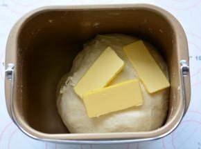 揉至面团光滑，加入软化的黄油，