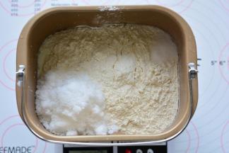 按照先液体，后粉类，上层糖、盐的顺序放入面包桶中（冬天天气冷了，需要把

酵母先用液体化开）