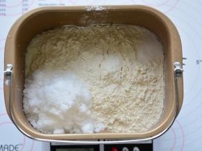 按照先液体，后粉类，上层糖、盐的顺序放入面包桶中（冬天天气冷了，需要把

酵母先用液体化开）