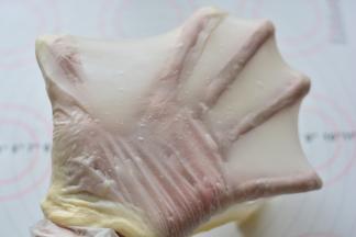 揉至完全吸收，面团能拉出薄膜就可以了