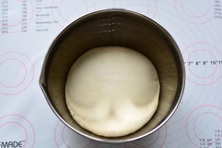 揉好的面团，盖保鲜膜，放在大碗中进行基础发酵