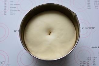 面团发酵到1.5-2倍大，手指沾面粉戳一个洞，不回缩、不塌陷，发酵完成。