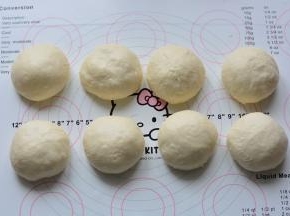 面团平均分成8个小面团，进行松驰，大概15分钟