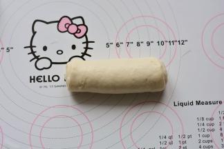 把擀好的面团翻面，自上而下卷起，不要卷太紧