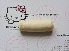 把擀好的面团翻面，自上而下卷起，不要卷太紧