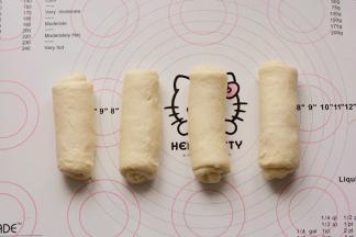 依次把8个面团全部卷好，松驰20分钟。