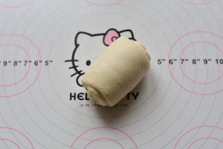 下面进行第二次擀卷，把面团再次擀面杖从中间上下擀开，成牛舌状。再次翻面

，自上而下卷起，卷的时候，力度要轻，要均匀。