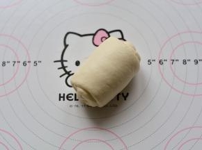 下面进行第二次擀卷，把面团再次擀面杖从中间上下擀开，成牛舌状。再次翻面

，自上而下卷起，卷的时候，力度要轻，要均匀。