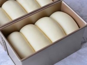 进行发酵，发至模具8-9成满均可，烤箱下层，170度烤45分钟左右。上表面上色

了注意及时盖锡纸。