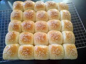 将面包移到烤架上，趁热抹融化的黄油，冷却至手温，装袋密封