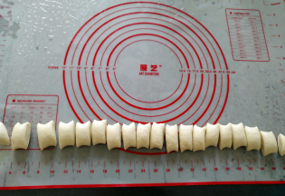 将面团平均分成25份，每份大约27g