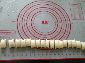 将面团平均分成25份，每份大约27g