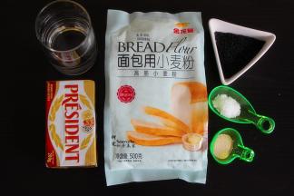 准备食材：高筋面粉280克、干酵母2克、水190克、黄油10克、盐5克、黑芝麻适量。